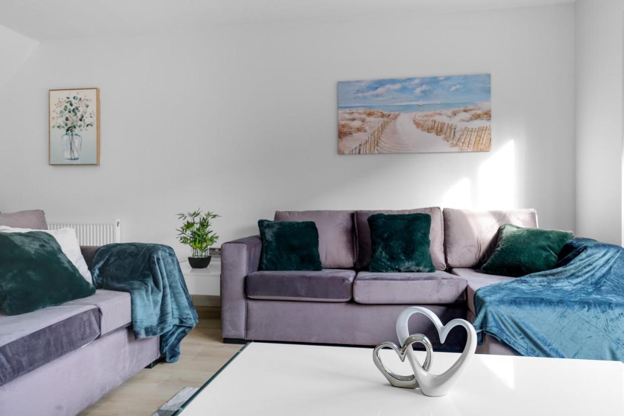 Modern 4 Bedroom House With Parking In Farnham Royal, Slough By 360Stays Eksteriør bilde