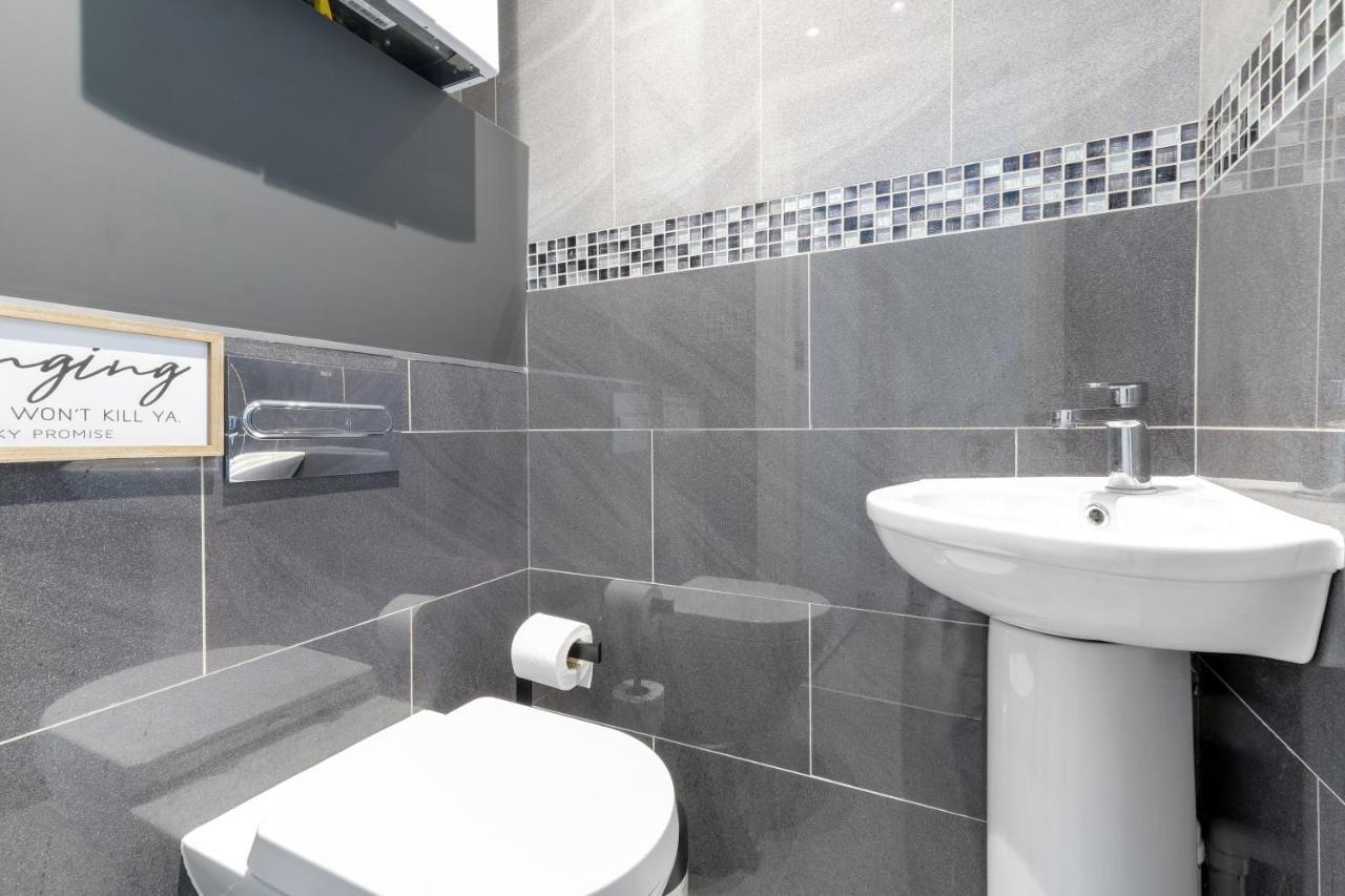 Modern 4 Bedroom House With Parking In Farnham Royal, Slough By 360Stays Eksteriør bilde