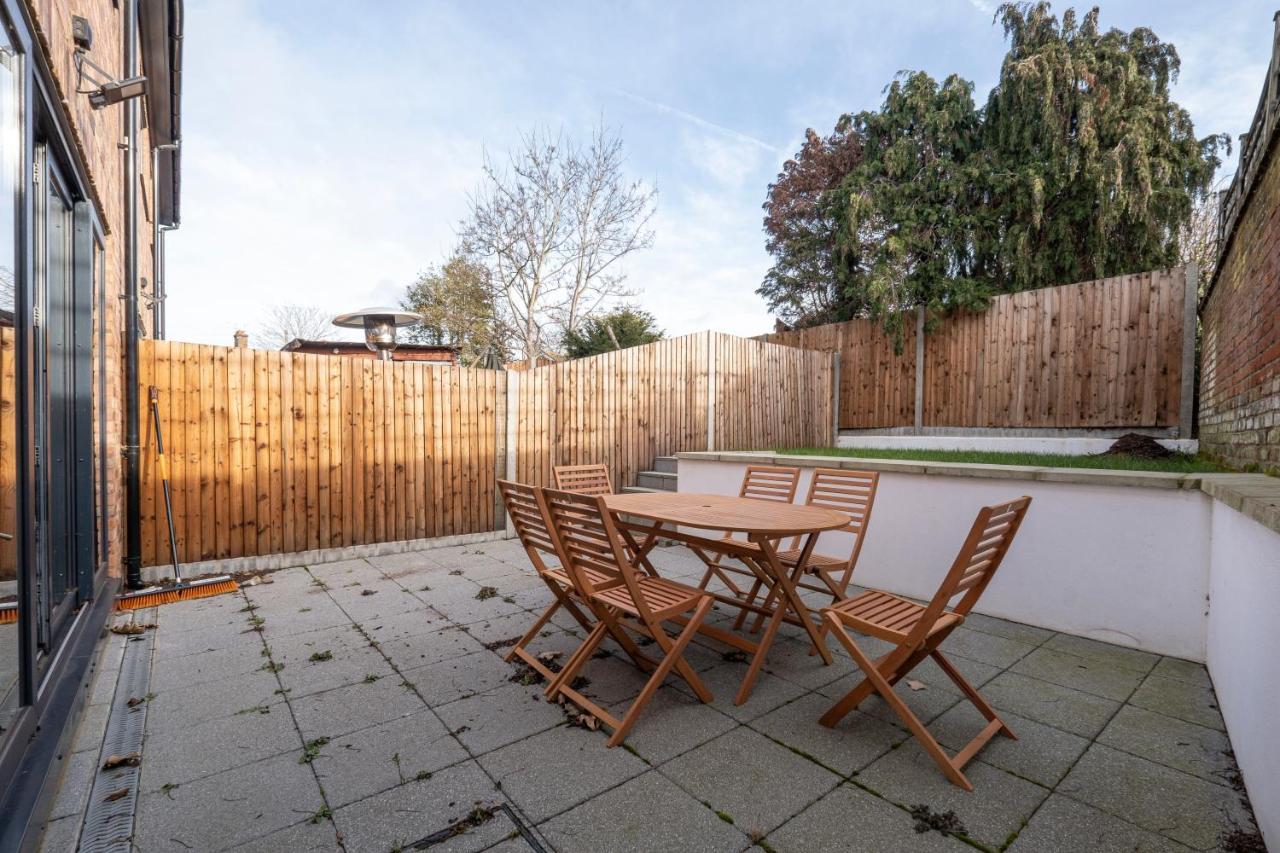 Modern 4 Bedroom House With Parking In Farnham Royal, Slough By 360Stays Eksteriør bilde