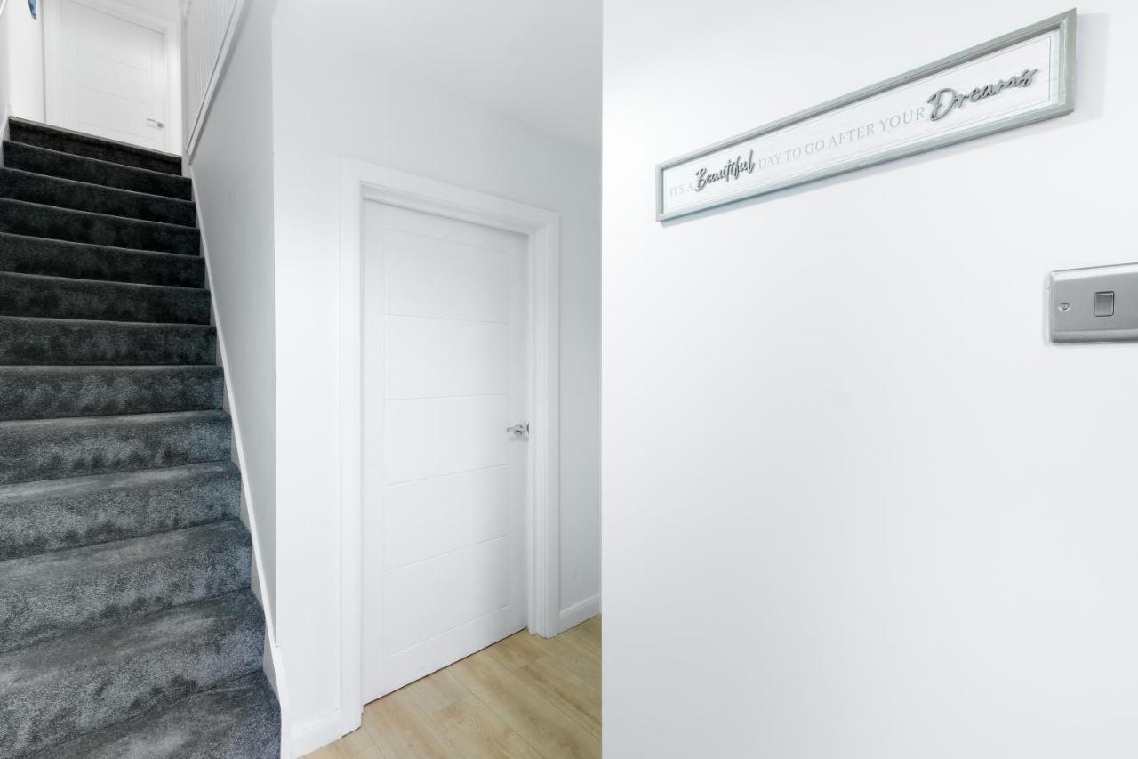 Modern 4 Bedroom House With Parking In Farnham Royal, Slough By 360Stays Eksteriør bilde