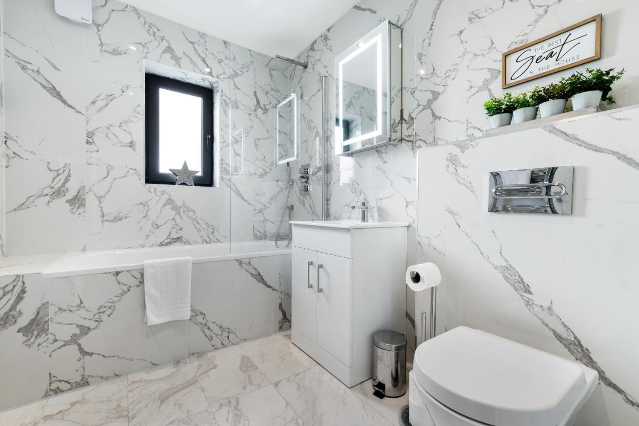 Modern 4 Bedroom House With Parking In Farnham Royal, Slough By 360Stays Eksteriør bilde