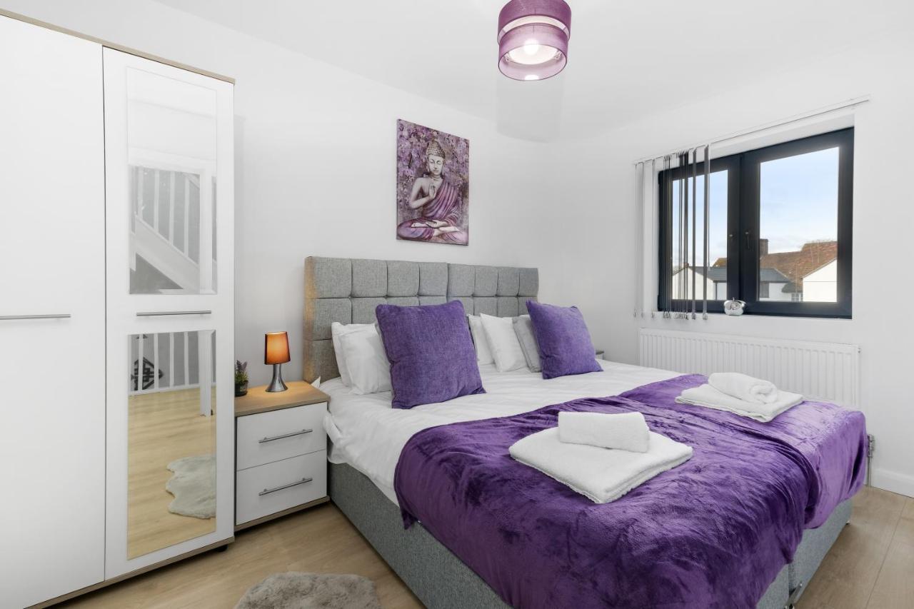 Modern 4 Bedroom House With Parking In Farnham Royal, Slough By 360Stays Eksteriør bilde