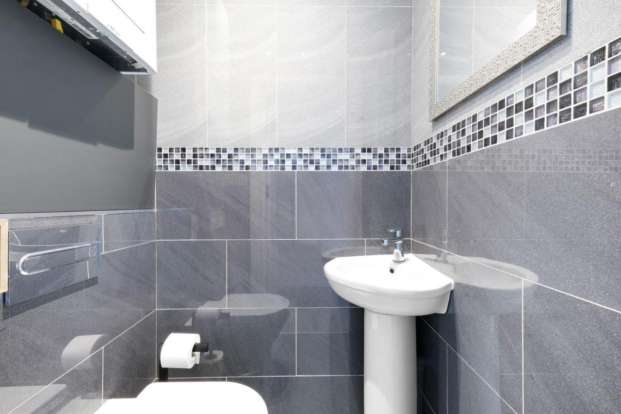 Modern 4 Bedroom House With Parking In Farnham Royal, Slough By 360Stays Eksteriør bilde