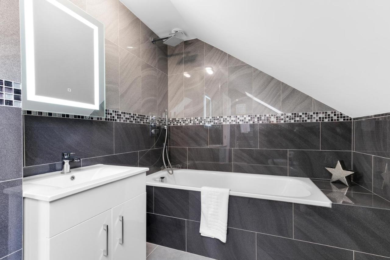 Modern 4 Bedroom House With Parking In Farnham Royal, Slough By 360Stays Eksteriør bilde