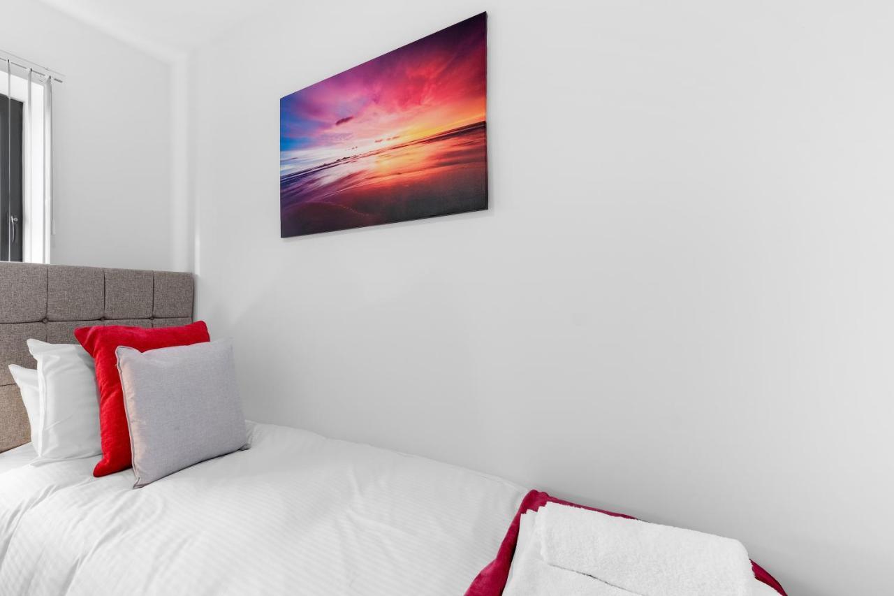 Modern 4 Bedroom House With Parking In Farnham Royal, Slough By 360Stays Eksteriør bilde