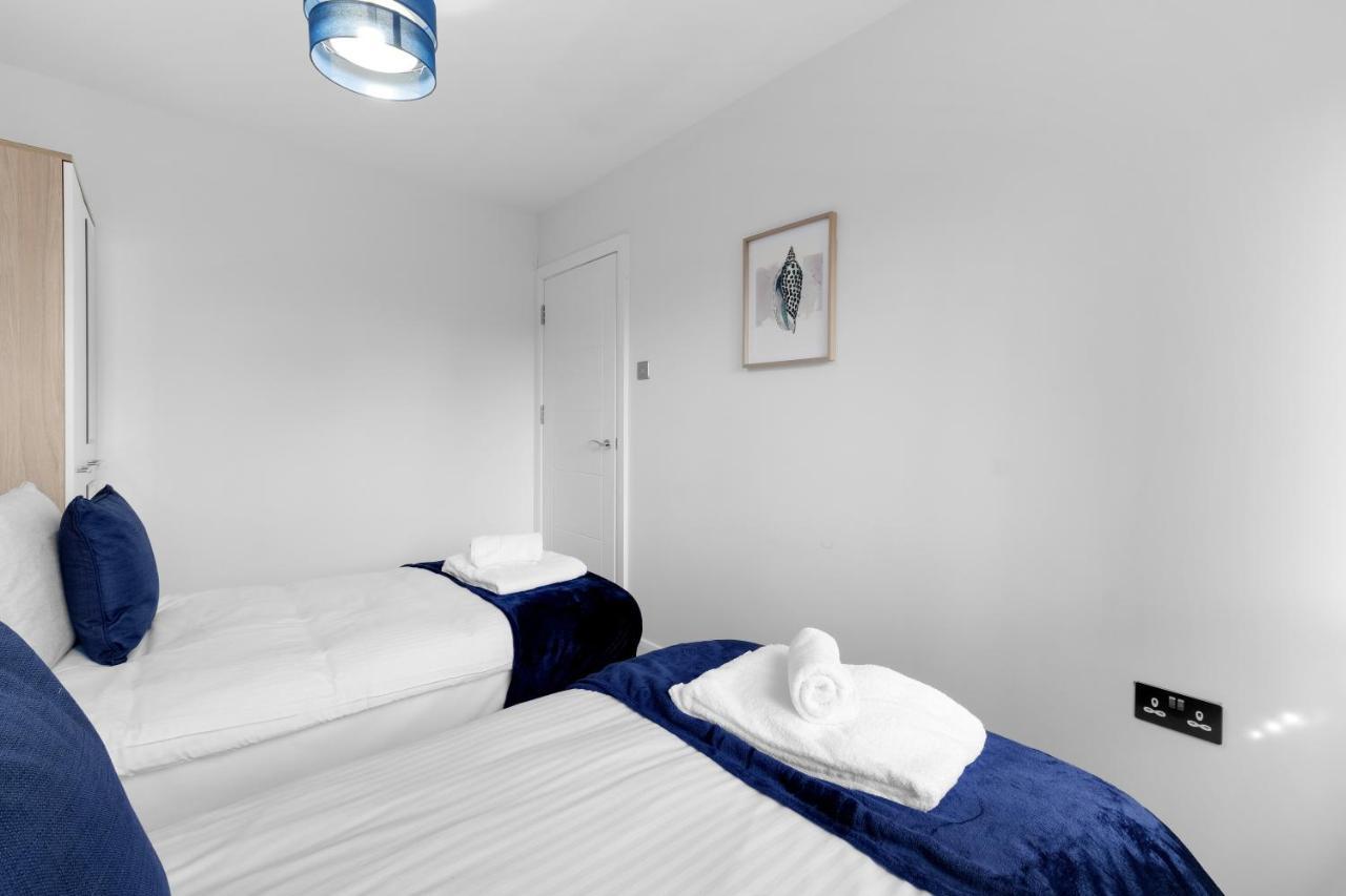 Modern 4 Bedroom House With Parking In Farnham Royal, Slough By 360Stays Eksteriør bilde