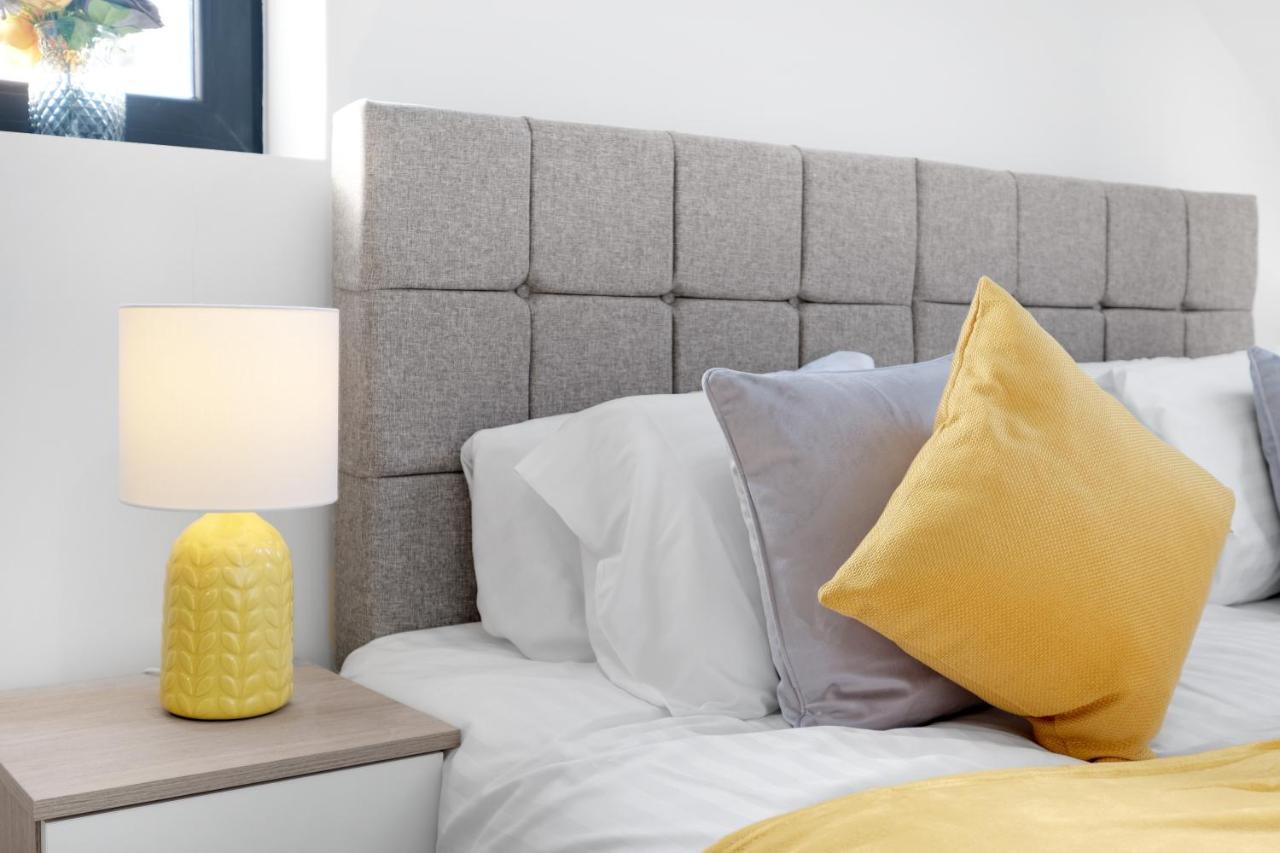 Modern 4 Bedroom House With Parking In Farnham Royal, Slough By 360Stays Eksteriør bilde