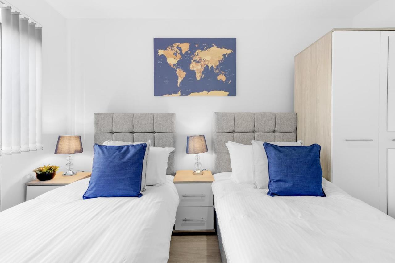 Modern 4 Bedroom House With Parking In Farnham Royal, Slough By 360Stays Eksteriør bilde