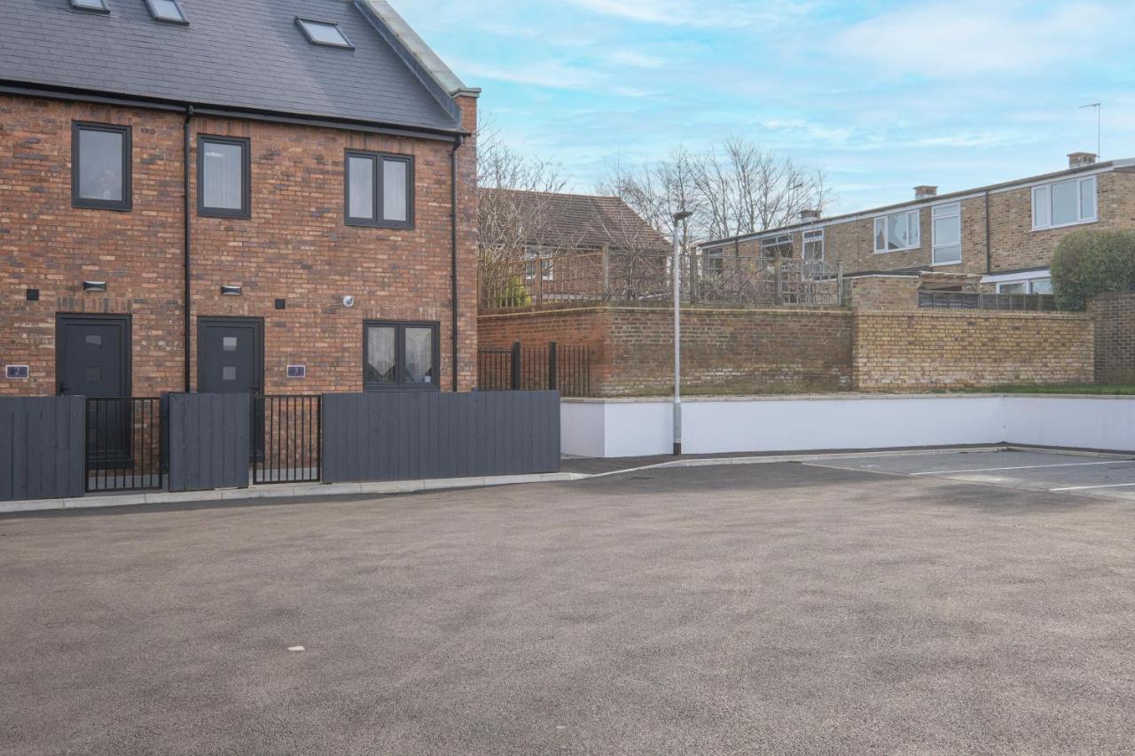 Modern 4 Bedroom House With Parking In Farnham Royal, Slough By 360Stays Eksteriør bilde