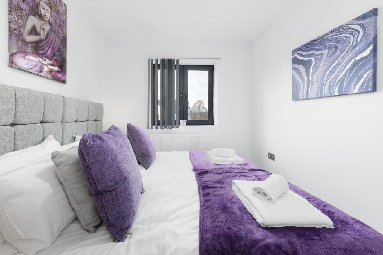 Modern 4 Bedroom House With Parking In Farnham Royal, Slough By 360Stays Eksteriør bilde