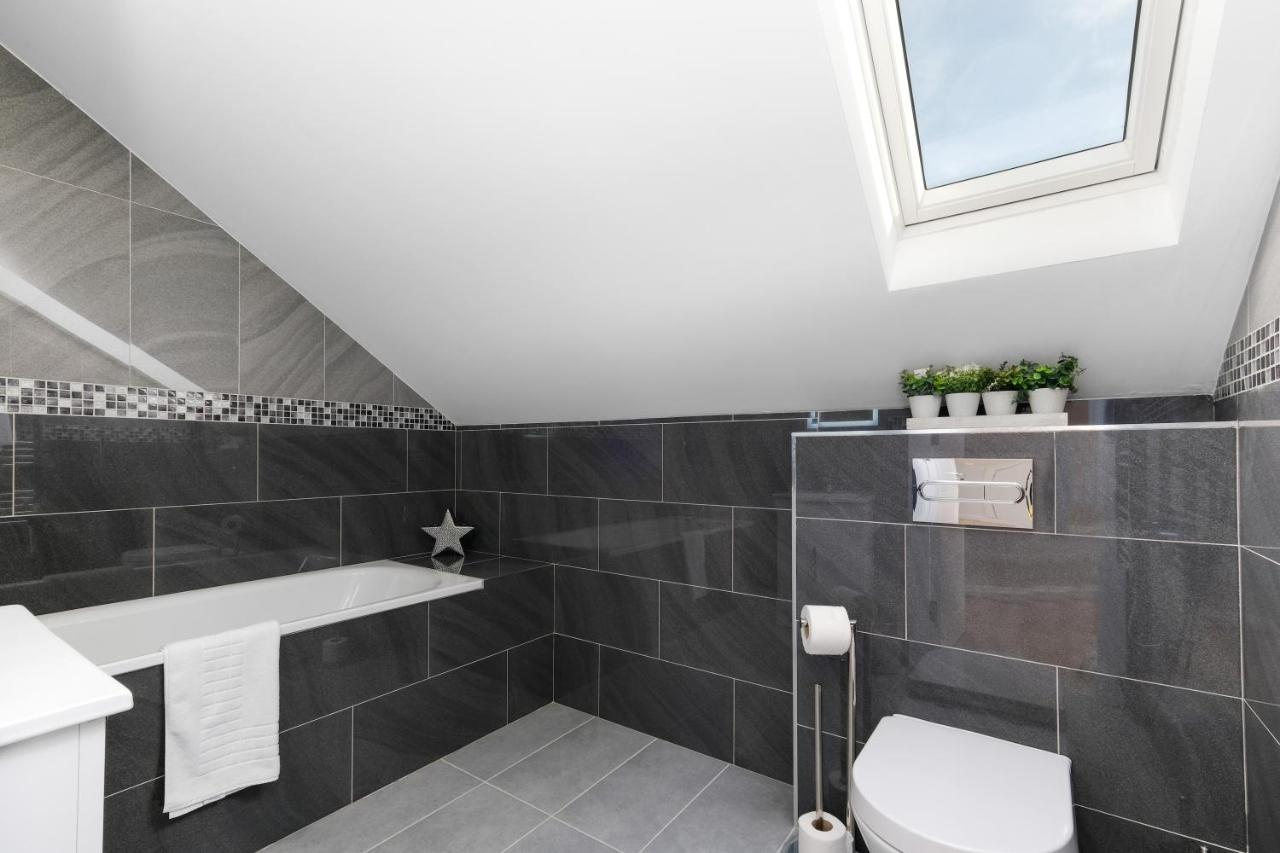 Modern 4 Bedroom House With Parking In Farnham Royal, Slough By 360Stays Eksteriør bilde
